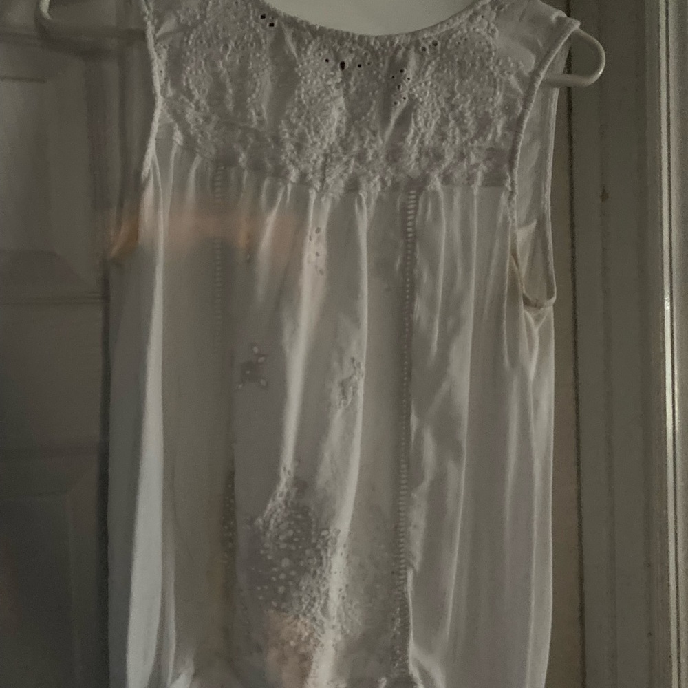 Sleeveless shirt